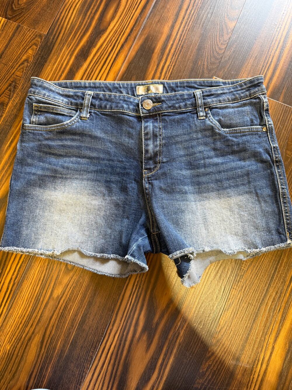 Kut from the Kloth Frayed Hem 3.5” Mid-Rise Denim Shorts Size